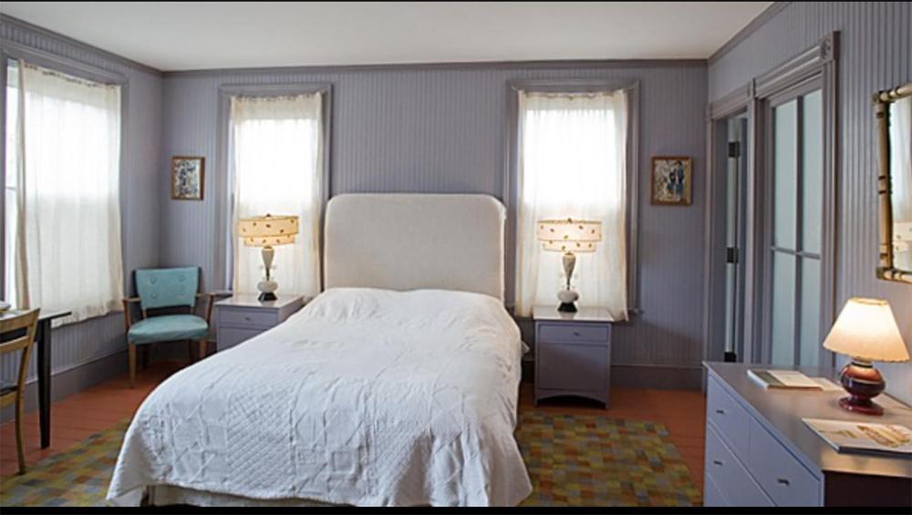 Deluxe Standard Queen Room interior